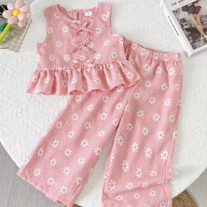 Conjunto rosado con estampado de margaritas blusa y pantalón