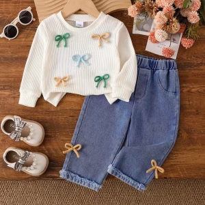 Blusa con lazo 3D y pantalón mezclilla