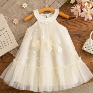Vestido beige de tul cuello halter con bordado floral elegante y delgado