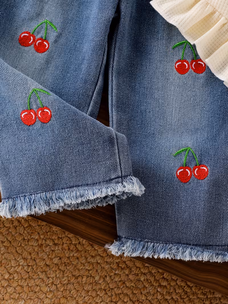 Top sin mangas y pantalón con cerezas bordadas