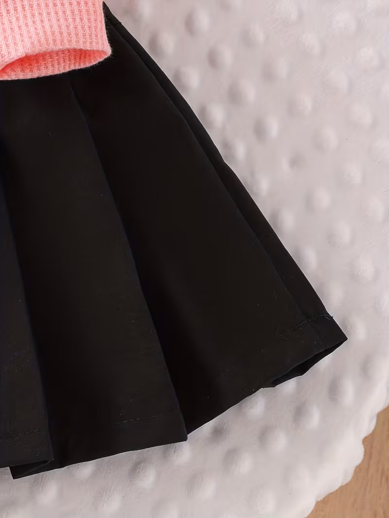 Sudadera fina rosada y falda plisada negra