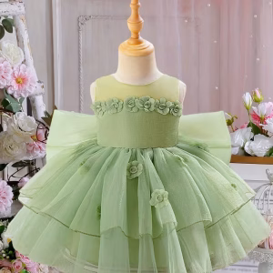 Vestido verde aguacate con flores 3D