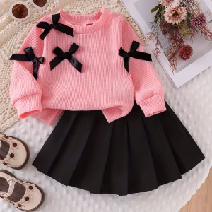 Sudadera fina rosada y falda plisada negra