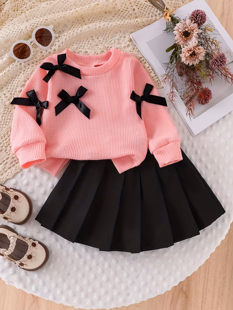 Sudadera fina rosada y falda plisada negra