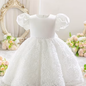 Vestido blanco con lazo mangas de burbujas y detalles abullonados