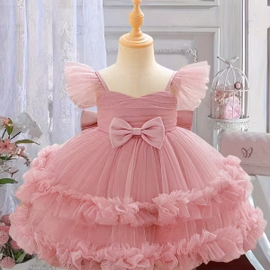 Vestido de fiesta rosado de tul con volantes en capas