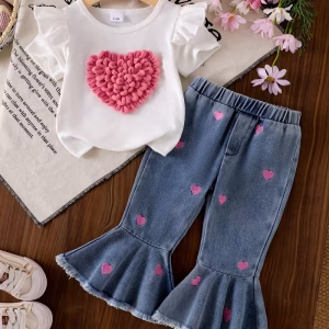 Blusa con corazón relieve y pantalón acampanados corazones bordados