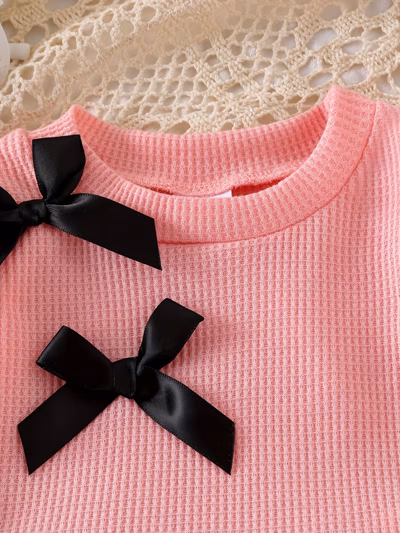 Sudadera fina rosada y falda plisada negra