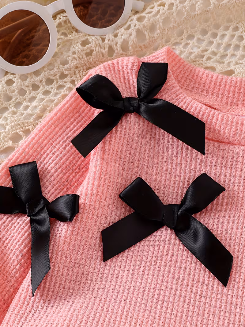 Sudadera fina rosada y falda plisada negra
