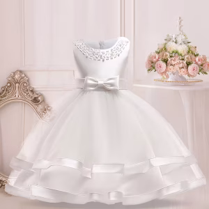 Vestido blanco con doble capa de tul y adornos