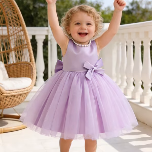 Vestido lila con tul lazo posterior y perlas
