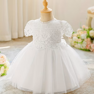 Vestido blanco con tul y encajes tridimensionales