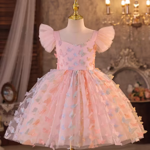 Vestido rosado de tul con mariposas de colores 3D