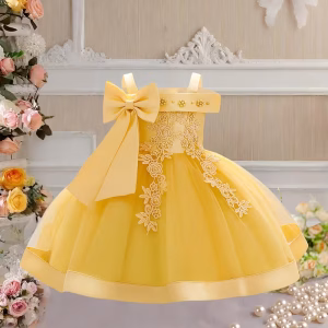 Vestido amarillo con lazo volantes y tul