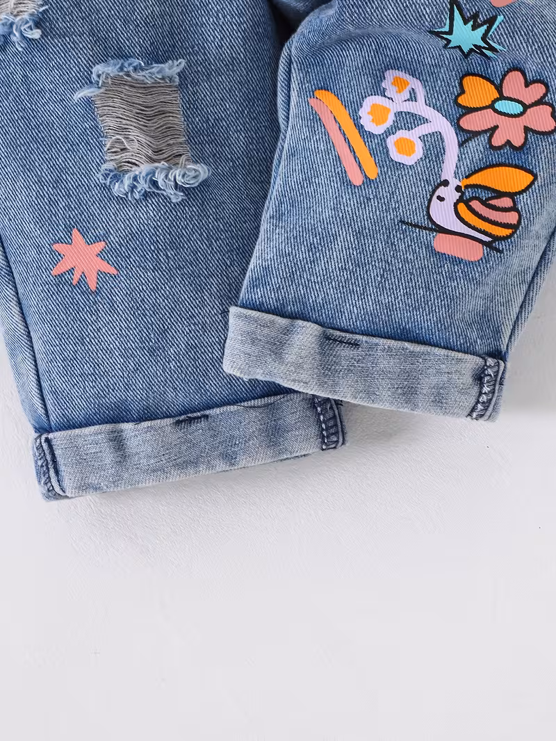 Overol jean con estampado y blusa estampada
