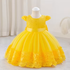 Vestido amarillo con tul y encajes bordados