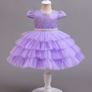 Vestido lila con lentejuelas y piedras con capas de tul