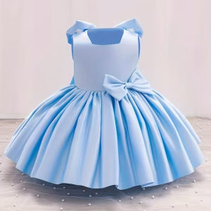 Vestido celeste de satin con lazo posterior en la espalda