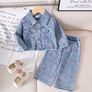 Conjunto de mezclilla chaqueta y pantalón bordado de lazo