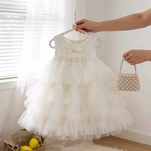 Vestido beige de falda abullonada en capa