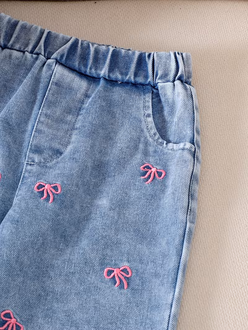 Conjunto de mezclilla chaqueta y pantalón bordado de lazo