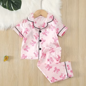 Pijama de satin rosa con estampado lazos