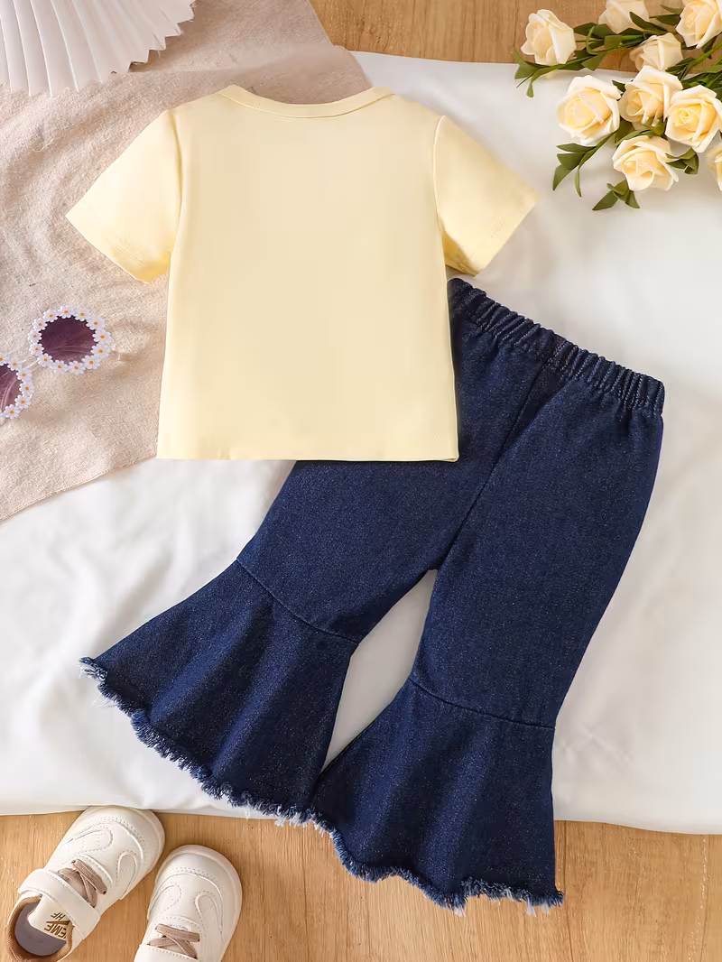 Conjunto blusa amarillo bordado floral y pantalón mezclilla acampanado