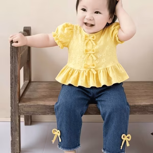 Conjunto blusa jacquard amarillo y pantalón de mezclilla