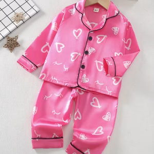 Pijama de satin fucsia con estampado