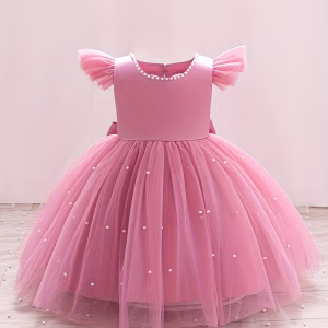 Vestido midi rosado con lazo posterior y forma corazón en la espalda