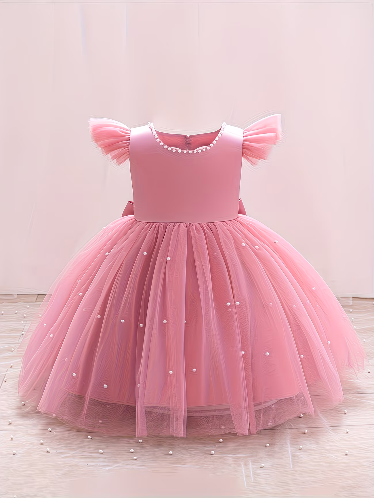 Vestido midi rosado con lazo posterior y forma corazón en la espalda