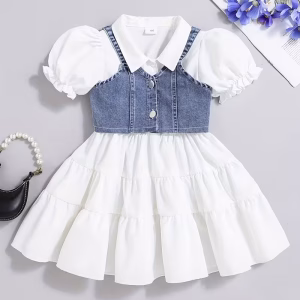 Vestido blanco y top de mezclilla con tirantes