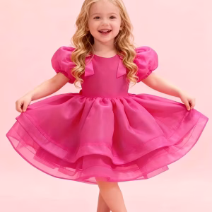 Vestido fucsia con mangas abullonadas