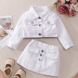 Conjunto de chaqueta con falda de mezclilla blanca