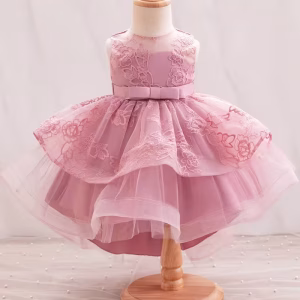Vestido rosado fréjol con tul bordado floral con colita