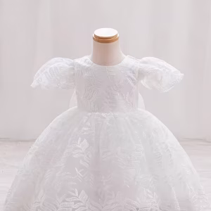 Vestido blanco de encaje tridimensional y mangas con volantes