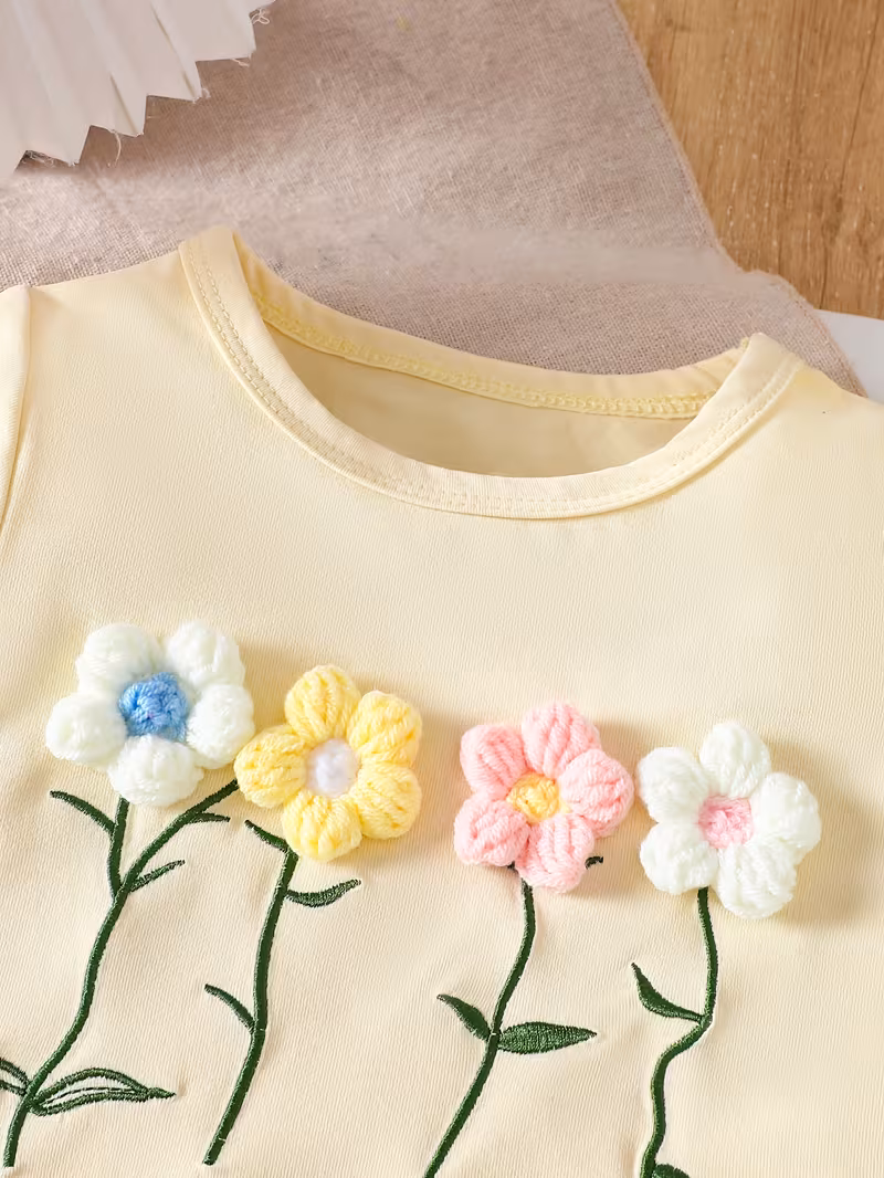 Conjunto blusa amarillo bordado floral y pantalón mezclilla acampanado