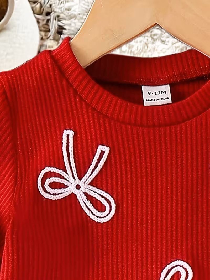Camiseta con diseño de lazo y pantalón de mezclilla decorado con lazo