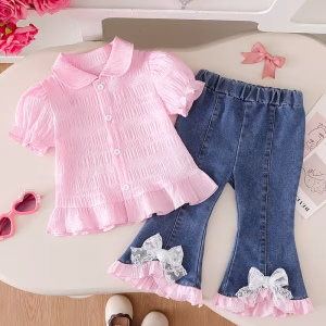 Conjunto de blusa rosada con solapas y pantalón acampanado