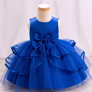 Vestido azul con capas de tul multicapa en la falda