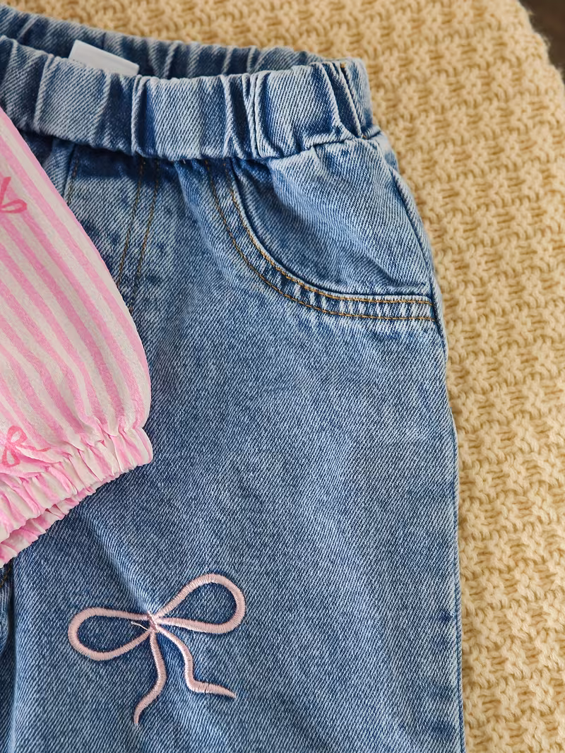 Conjunto 2 piezas camisa rosada con pantalón mezclilla bordado de lazo