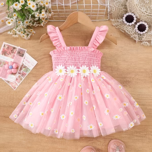 Vestido rosado con tul estampado de margaritas y apliques 3D