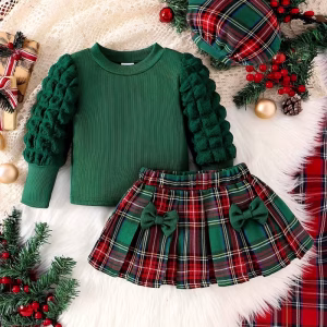 Blusa verde de burbujas con doble lazo con falda a cuadros y boina