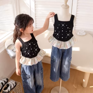 Top con volantes iridiscentes de perlas + pantalón de mezclilla cargo