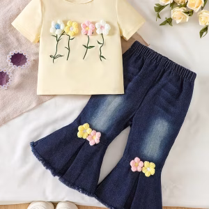 Conjunto blusa amarillo bordado floral y pantalón mezclilla acampanado