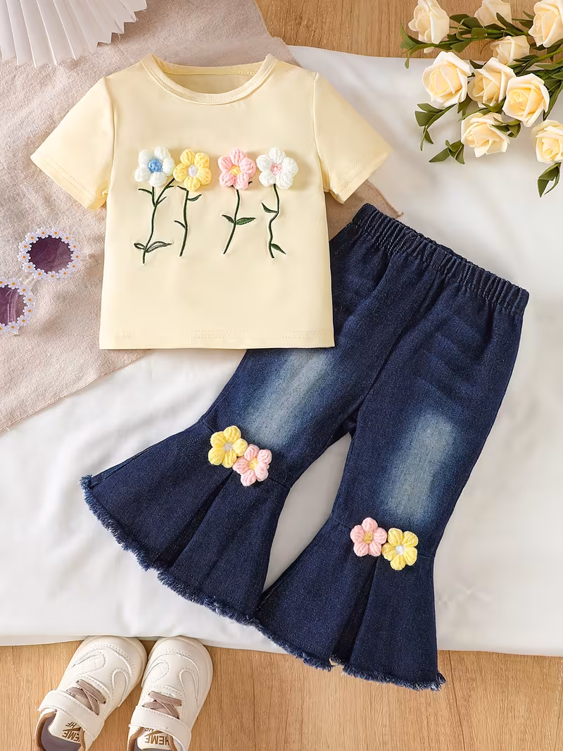Conjunto blusa amarillo bordado floral y pantalón mezclilla acampanado