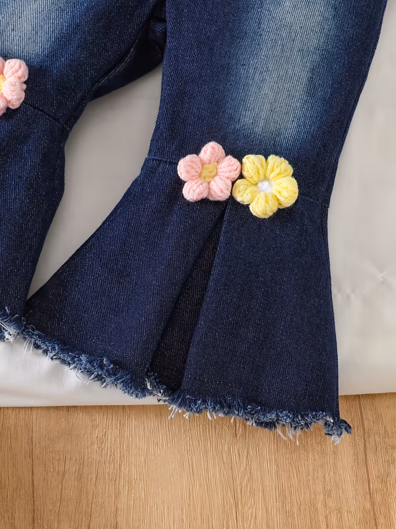 Conjunto blusa amarillo bordado floral y pantalón mezclilla acampanado