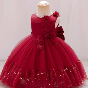 Vestido borgoña con rosa 3D en tul con lazo grande