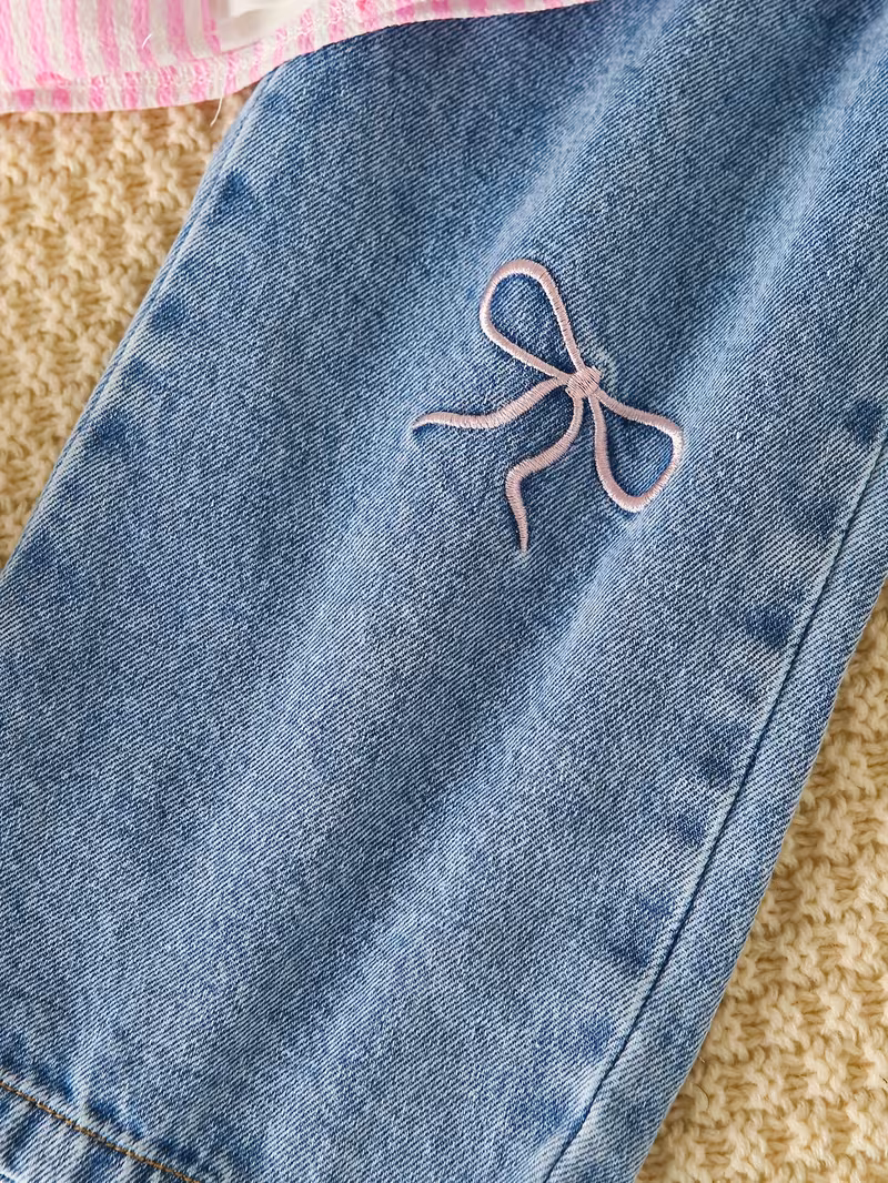 Conjunto 2 piezas camisa rosada con pantalón mezclilla bordado de lazo
