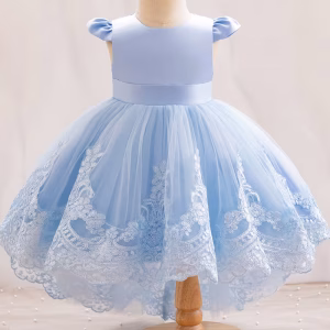 Vestido celeste de fiesta con tul y aplique floral con colita